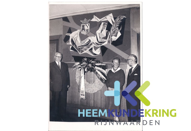 04-12-1961 Oorlogsmonument ontworpen en uitgevoerd door firma Knipscheer aanbieding op gemeentehuis vlnr. dr.Reijers- de ontwerpster burg. Daalderop . Coll HKR F0000017
